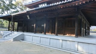 三世仏、天井の龍の彫刻も有名