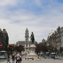 リベルダーデ広場の前方(北側)奥に建つのが市庁舎