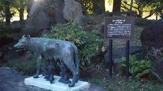 オオカミの銅像