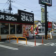 駐車場と店舗