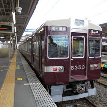 桂駅で出発を待つ6300系