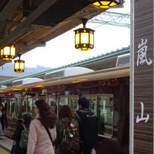 洒落た感じの嵐山駅
