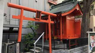 ビルの谷間にあります