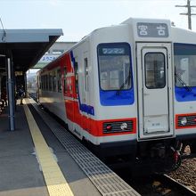 通常は、白地に赤と青の縞模様が入った車体ですが…、