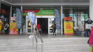 巨大な業務用冷蔵庫