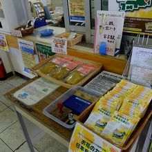 三陸鉄道北リアス線宮古駅構内。スタンプやローカル食品なども有