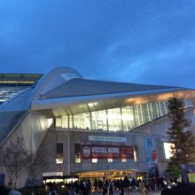 日暮れ前の正面から