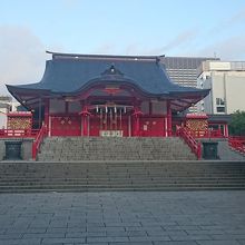 赤い神社が目印