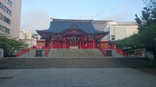 新宿の街中にある神社