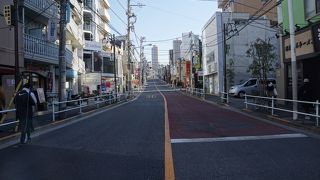 夏目漱石の生家がこの坂の途上にあったことから