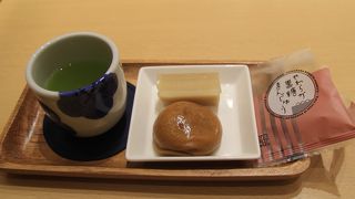 お饅頭を購入したらサービスで羊羹を頂きました