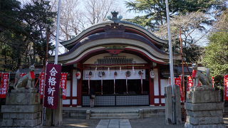 巨大な軒唐破風が二重に付いていて