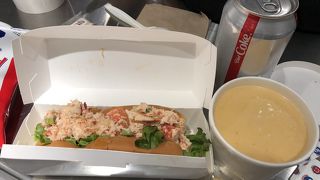 ボリュームたっぷりなロブスターロール