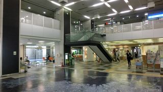 税金の無駄遣い、巨大な空間