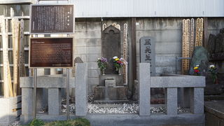 関孝和墓と大書した石柱