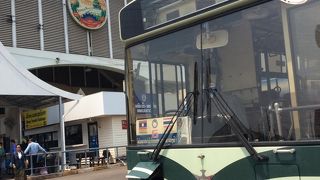 京都の市バス、タイとラオスの国境も走る