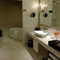 プレミア・キングの浴室。独立したシャワーブースあり。