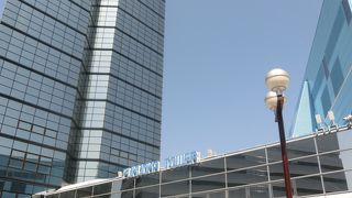 タワー周辺にテレビ局集まる