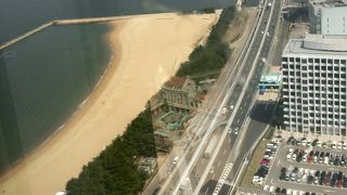 タワー下に広がる人工海浜