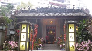 下町の奥に静かに佇む廟