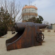 てっぺんには記念碑のほか、280ミリ砲や重砲兵観測所の建物が