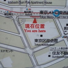 東京府立第４中学校発祥の地の石柱碑が、目白通りの東にあります