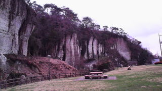 迫力ある真っ白な岩壁を見ながら休憩できます