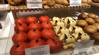 プッと思わず吹き出すパンがいろいろ。