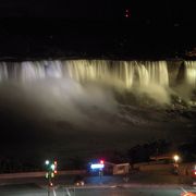 日が暮れると、毎晩ナイアガラの滝は虹の色にライトアップされ、夕食のレストランや宿泊したホテルの客室から見ることが出来ました。