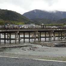 雨の日の渡月橋