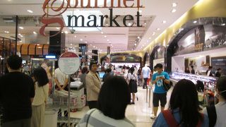 警備員が立っています