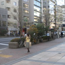 地下鉄を出ると、右手に、府立第４中学校の石柱碑が見えます。