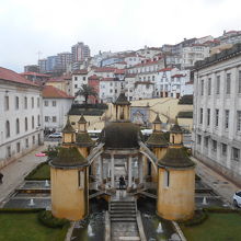 大学側の降り場から少し西側に進むと見える個性的な建物です