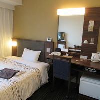 シングルなのにWベッドです。部屋着はＦサイズで大き過ぎが残念