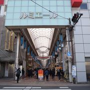 駅前の長いアーケード商店街