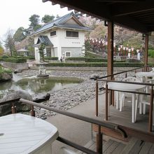 店外のテラス席。天気が良ければおすすめ。民俗資料館も見えます