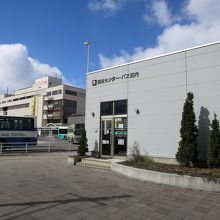 青森駅前のバスのロータリー沿いにあって…