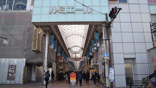 駅前の長いアーケード商店街