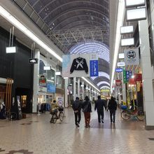 夜でも明るい雰囲気です。