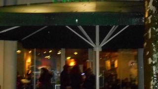 「ハウプトヴァッヘ駅」の近く、レストランが密集しているエリアにあります