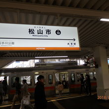 郊外電車の駅構内