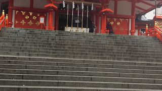 朱色が美しい社殿