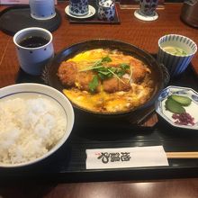 チキンカツ煮土鍋和風だし仕立て