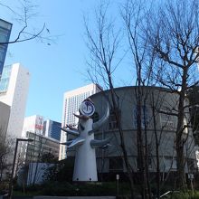 見た目、太陽の塔そっくりそれもそのはず。