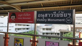 戦勝記念塔が見える