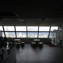 13階でエレベーターを降り、展望台の入口前からパチリ