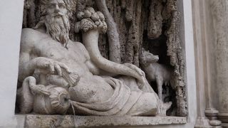 交通量の多い交差点の四隅にある噴水なので鑑賞しづらいです。