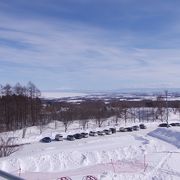 頂上の展望台からは流氷で埋め尽くされたオホーツク海が