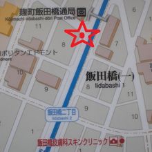 歴史のプロムナードの石碑は、飯田橋の郵便局の横にあります。