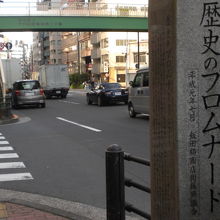 歴史のプロムナードの石碑の傍には、飯田橋第２陸橋があります。